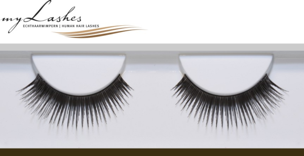 Schwarze Echthaar-Wimpernbänder myLashes SilverLine No. 10, dicht und klassisch geschwungen, Paar falscher Wimpern auf weißer Halterung